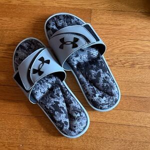 Under Armour men’s size 10.  Gray Camo cushioned Slide Sandals